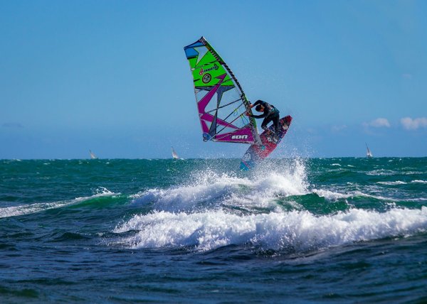 Où trouver les meilleurs spots pour le windsurf en Nouvelle-Calédonie?