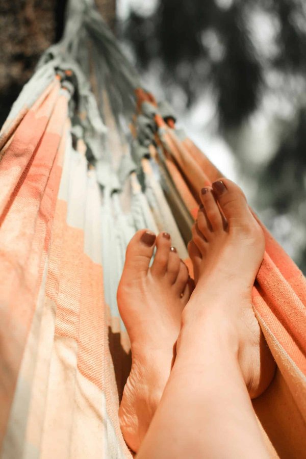 Quelles sont les meilleures astuces pour un camping confortable en utilisant des hamacs suspendus ?